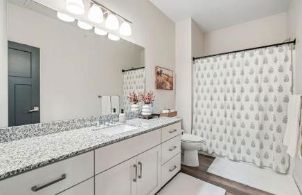 Cozy Swiss Condo -King Bed, Sleeps 6, Free Blanket - Foto 11