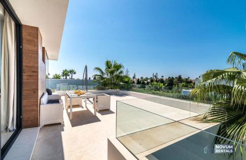 Remarkable 5-BDRM Villa - Heated POOL & GYM - Photo 36