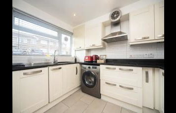 Spacious Chessington home with parking & garden - Photo 10