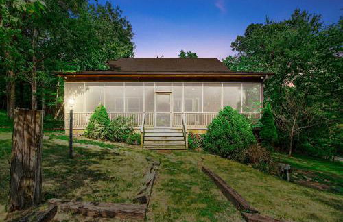 Screened Porch w Swing, Fire Pit, Grill & Deck - Photo 46