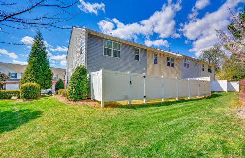 Cozy Greensboro Townhome with Community Pool and Grill - Foto 22