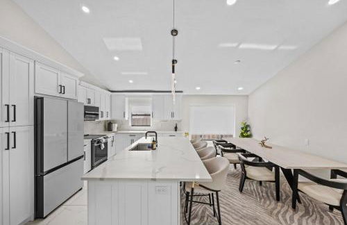 Luxe Pool Home minutes from the beach! - Photo 20