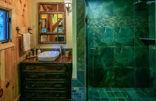 Luxury Riverfront Lodge - Sleeps 12, VIEWS, Fireplaces, Dogs OK - Photo 36