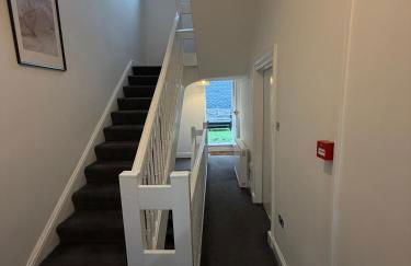 City Centre 4 Bedroom Apartment with Terrace Sleeps 10 by StaySavvy Accommodation - Foto 30