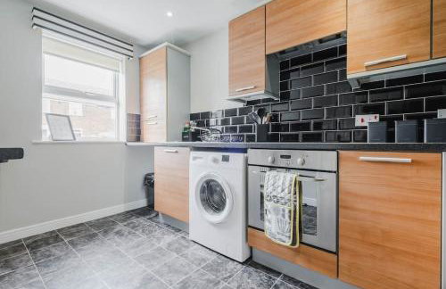 Charming House with Free Parking - Photo 35