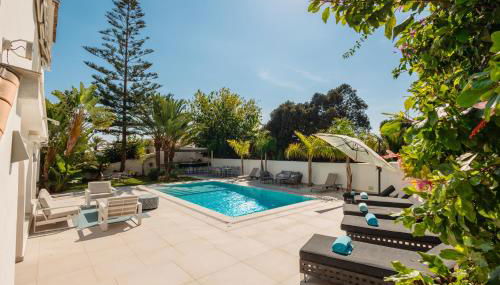 Marbella, Costabella - Beachfront Villa with Heated Pool - Foto 3, Garden, sunbed, Garden view