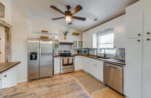 Pet-Friendly Mooresville Escape with Fenced Yard and Lake Access - Foto 7