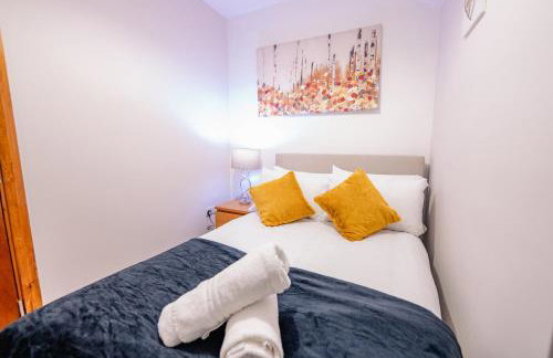 4BR 2Bath Home -Hot Tub, Free Parking & Games Room - Foto 18