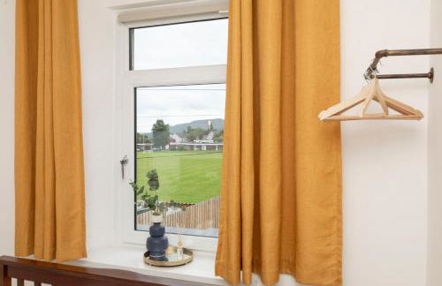 Sleeps 6. Free Wifi. Free Parking central location. - Photo 38