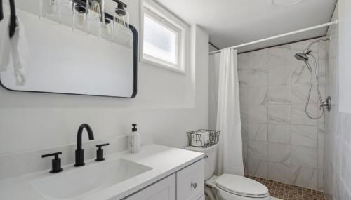 Spacious 5B2B home 5 min to airport with AC, Game Room, WiFi, Parking - Photo 4