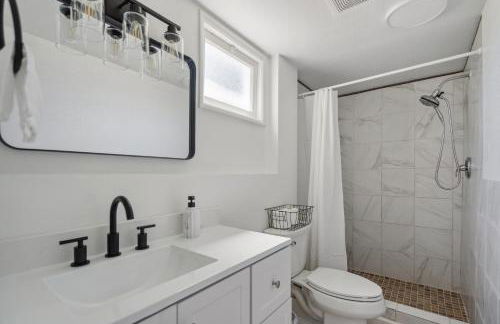 Spacious 5B2B home 5 min to airport with AC, Game Room, WiFi, Parking - Photo 4