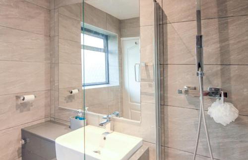 Modern 2BR Home in SK14, WIFI, Parking, Sleeps 5 - Foto 30