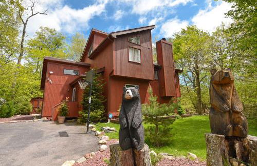 Bool Bear Lodge a pet friendly Pocono Vacation Home with Fireplace, BBQ and more - Foto 1