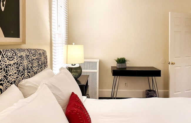 Gather Around the Mid-century Table at a Tranquil Haven - Foto 10