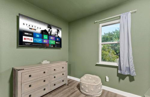 Spacious Retreat with Pool & Hot Tub - 10 Minutes to Downtown - Foto 27