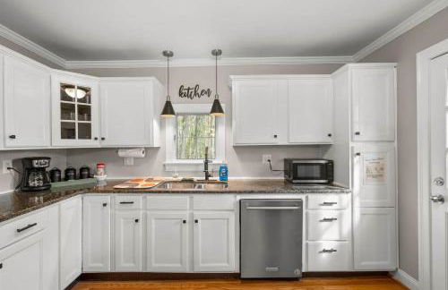 Spacious-5 Beds! 3 Mi to Mohegan - Foto 29