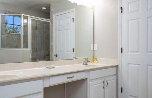 4BR Lakefront - Themed Rooms - Pool & BBQ! - Foto 65