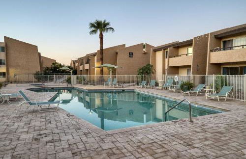 2BR Sleeps 6 Pool BBQ Gym Hot Tub & Bar Hopping! - Foto 2