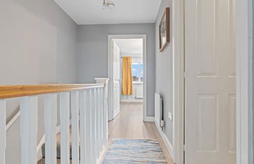 Charming House - Walking distance to Town Centre - Free Parking, Self-Check-In, Fast WiFi and Smart TV by Yoko Property - Photo 14