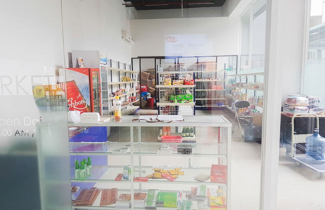 Cozy Studio Apartment at Tamansari Skylounge near Soetta Airport - Foto 17