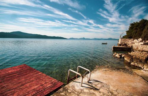 3 Bedroom Beach House with private sea access - Photo 35