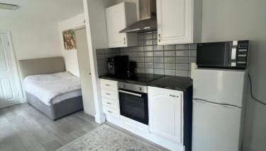 Private Studio Flat in Harrow - Photo 2, stove
