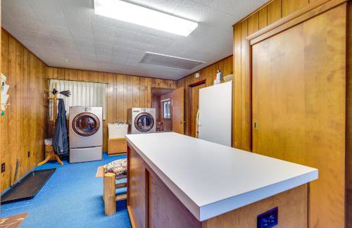 Waterfront Torch Lake Cottage with Dock and Fire Pit! - Foto 23