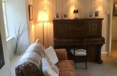 The Thatched Cottage - Photo 9