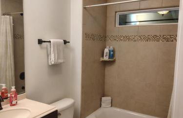 Modern, Upscale, and New Blue Bungalow in the heart of Downtown St Augustine - Foto 22
