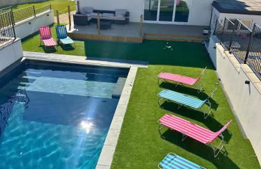 Charmandene - Luxury 5 Bed with Pool and Gated Parking - Foto 1