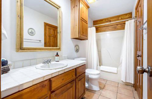 Beautiful Lakeside Rental with Hot-Tub in Igram, Texas, Perfect for Family Glamping Trips - Foto 42