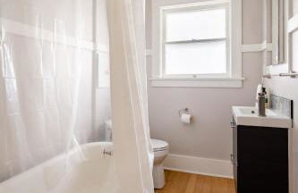 Stay Portland - PDX Art Deco Lounge - Local Eateries, Bars & Shops - Photo 15