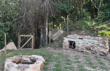 Casa com rio privado passando na frente e cercada por belas montanhas e piscina natural Estrada pavimentada até o estacionamento - Foto 22