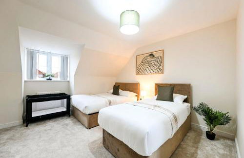 Swan's Place - Large 4bed home, Sleeps 9, Parking x2 & Games room - Foto 52