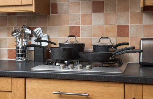 Large 5BR Home - Ideal for Contractors - Parking Available - Photo 22