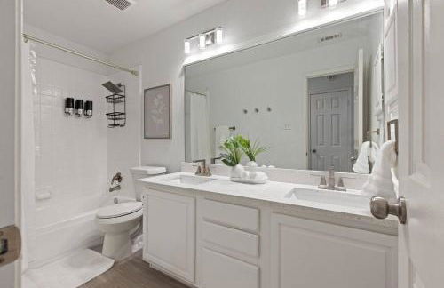 New Luxury Getaway - Two King Beds, Heated Pool, Outdoor Grill & 1Gbps Wifi - Photo 21