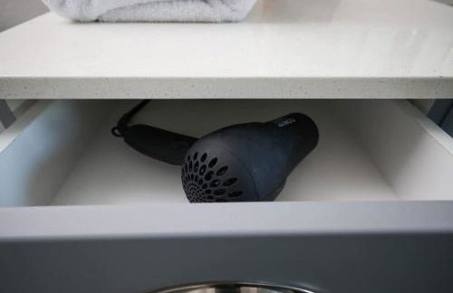 Cozy 2BR w Pool Gym Near Rvrwalk Dome Conv Ctr - Foto 25