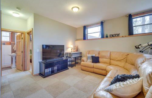 Modern Log Cabin with Rec Room, Steps to Lake! - Foto 23