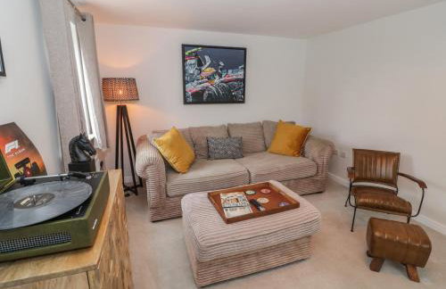 Silverstone Paddock Retreat - Photo 8