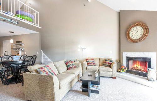 Amazing Lake Views with Pool, Loft, & Balcony - Foto 6