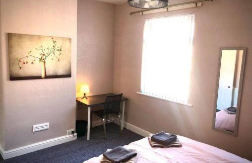 The Manchester Pad - 3BR Entire house with parking - Foto 7