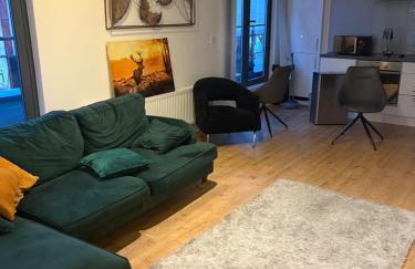 Rooftop 2 Bed Penthouse, Hot Tub, Wrapped Balcony, Free Parking, Train Station Location by Opulent Stays - Foto 1