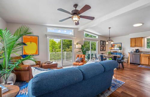 Trailblazer Lodge - Upscale, hot tub, trail, game room, wifi, fire pit, bar, pool table, king bed, view, pet friendly - Photo 13