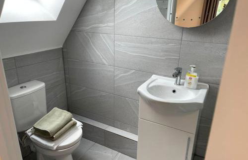 Orchid Lodge - Two Bed Generous Flat - Parking, Netflix, WIFI - Close to Blenheim Palace & Oxford - F4 - Photo 15