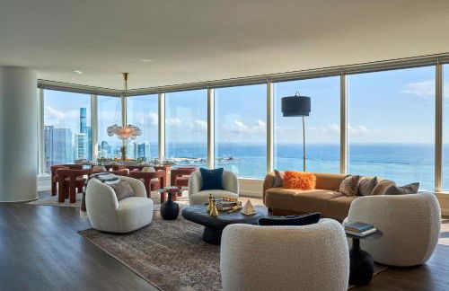 Lux Apts with Lake Views and Top Amenities - Foto 1