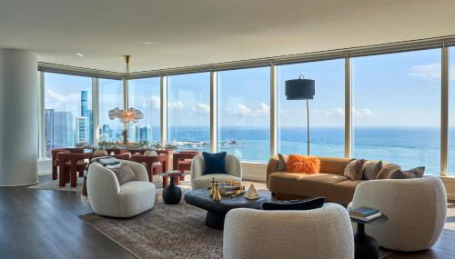 Lux Apts with Lake Views and Top Amenities - Foto 1