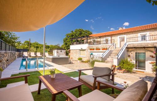 Villa Hrustika - heated pool, jacuzzi & sauna - Foto 1