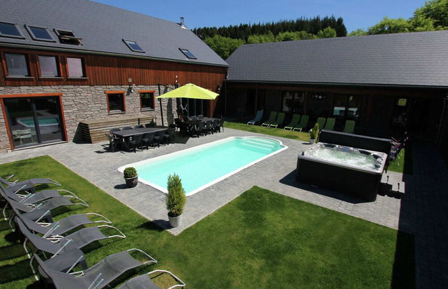 Beautiful Villa with Heated Outdoor Pool, Sauna, Hot Tub in Forest - Photo 26