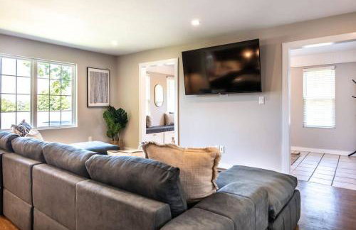 Family Retreat in Birmingham, 7BR 4BA - Photo 2