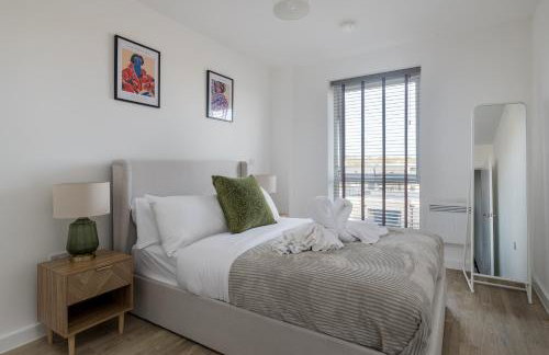 Modern Canal-Side Apartment in Milton Keynes - Photo 15